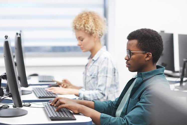 jovem aprendiz em ambiente de trabalho 2