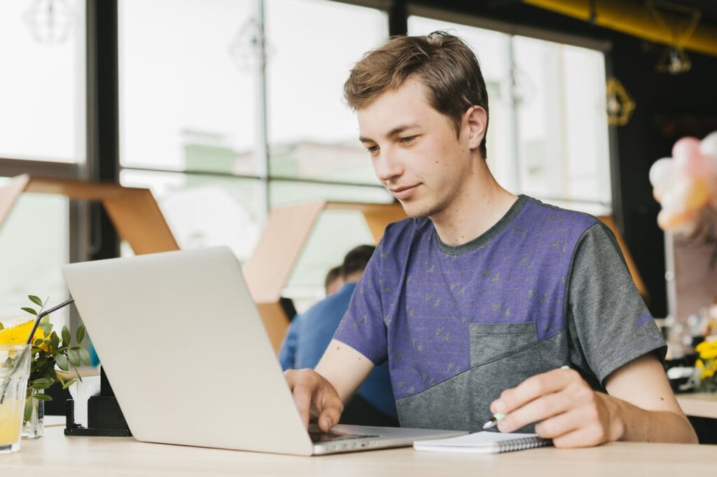 Com quantos anos é permitido se tornar um jovem aprendiz no Brasil