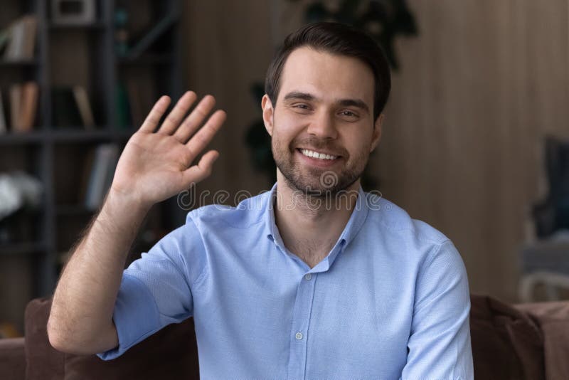 jovem sorridente em entrevista de emprego