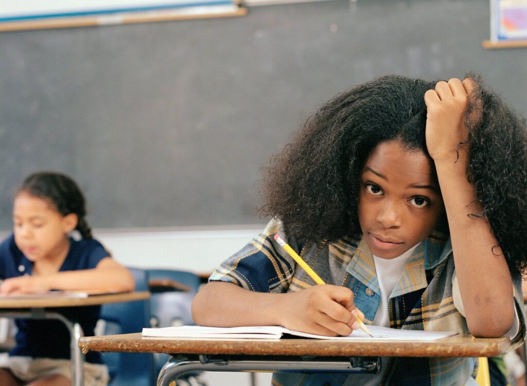 jovens estudantes em sala de aula