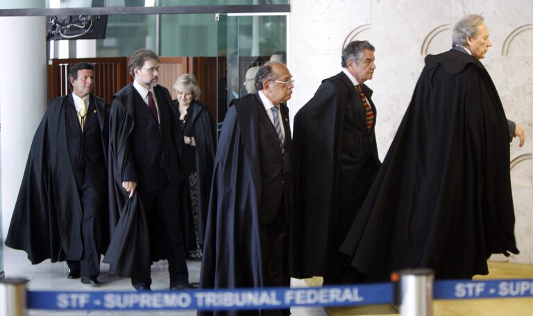 juiz em toga em tribunal brasileiro