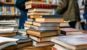 livros empilhados com anotacoes academicas