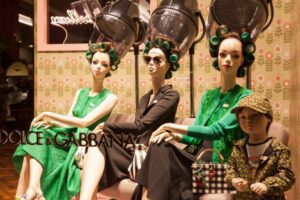lojas de papeis de parede em vitrine