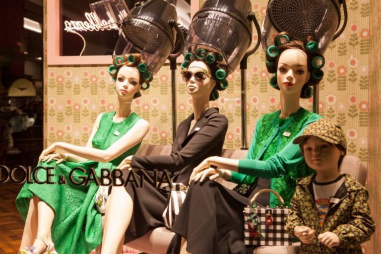 lojas de papeis de parede em vitrine