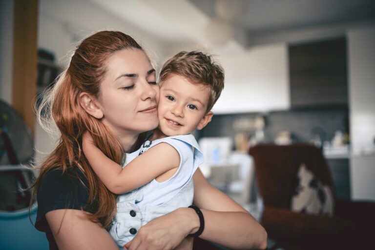 mae e filho em um momento de carinho