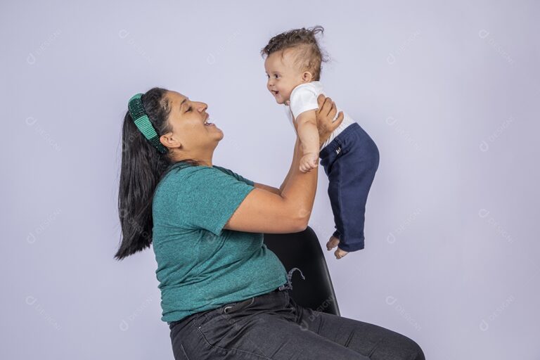 mae gravida sorrindo com bebe ao colo