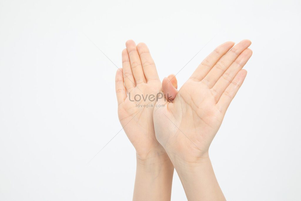 O Que Significa Um V Com a Língua no Meio Entenda o Sinal!