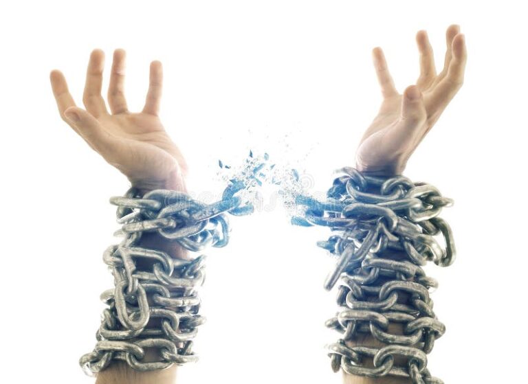 maos segurando correntes quebradas simbolizando liberdade