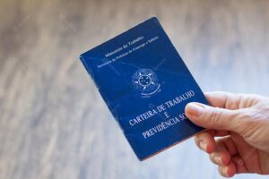 maos segurando documentos trabalhistas