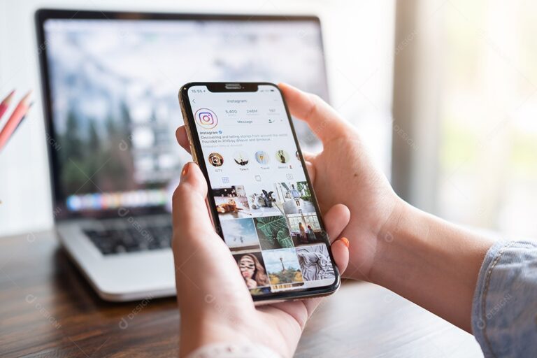 maos segurando um celular com instagram aberto