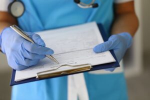 maos segurando um documento de registro