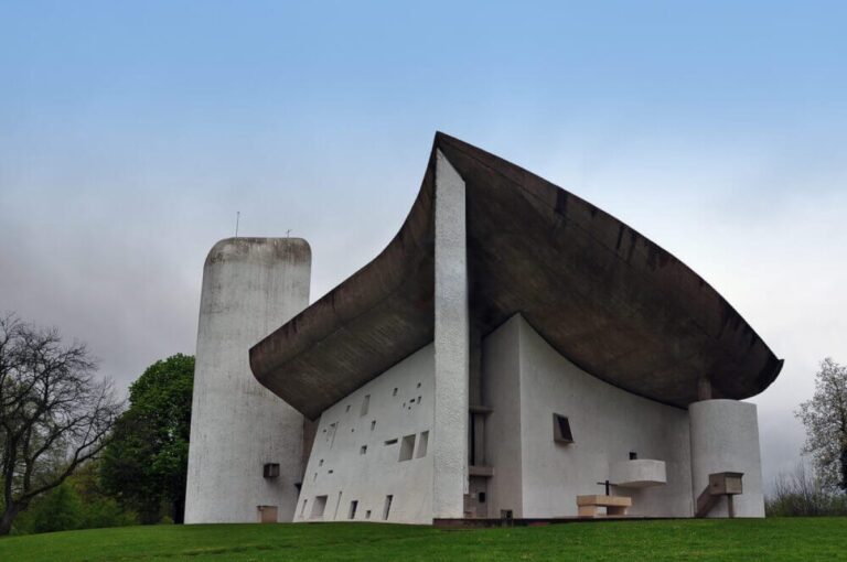 materiais de construcao em uma obra moderna