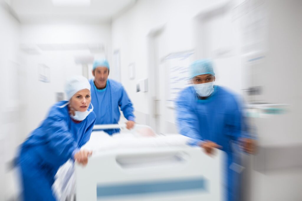 medico atendendo paciente em emergencia hospitalar