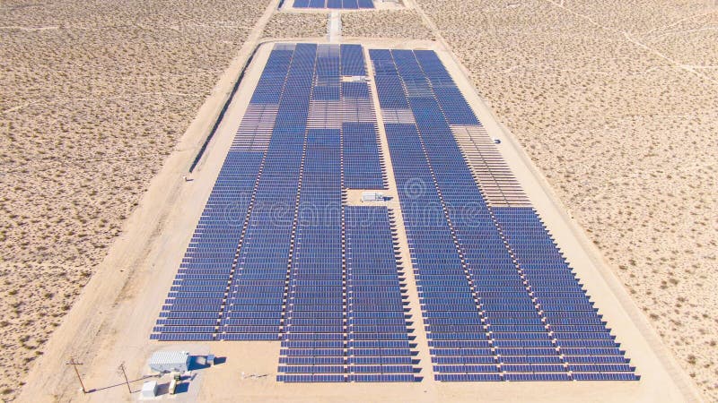 paineis solares em uma paisagem remota