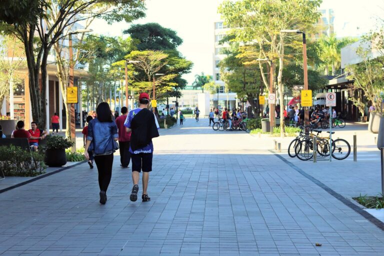 paisagem urbana vibrante com pessoas trabalhando