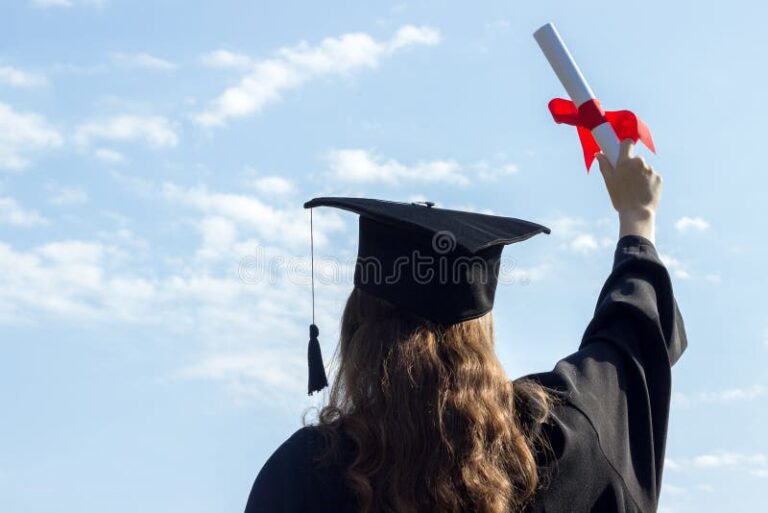 pessoa comemorando com um diploma na mao