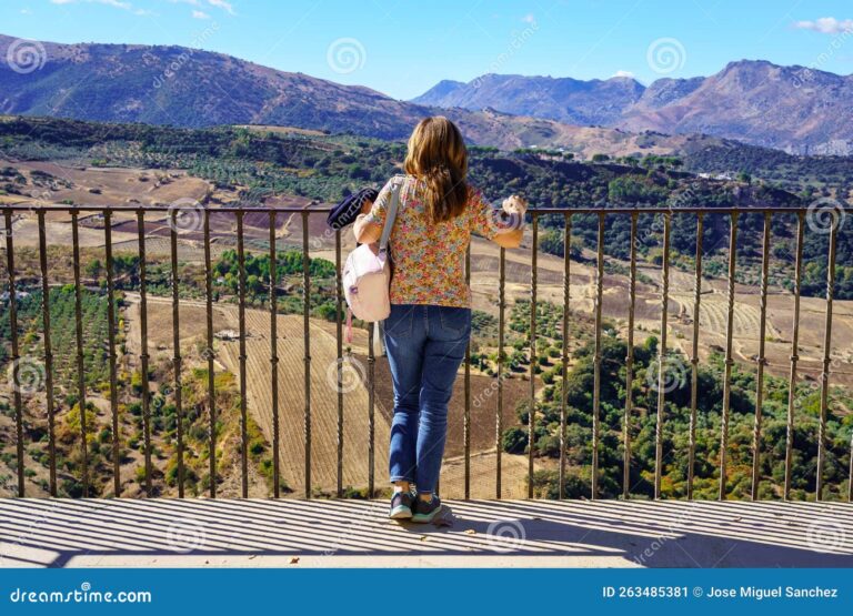 pessoa contemplando uma paisagem montanhosa