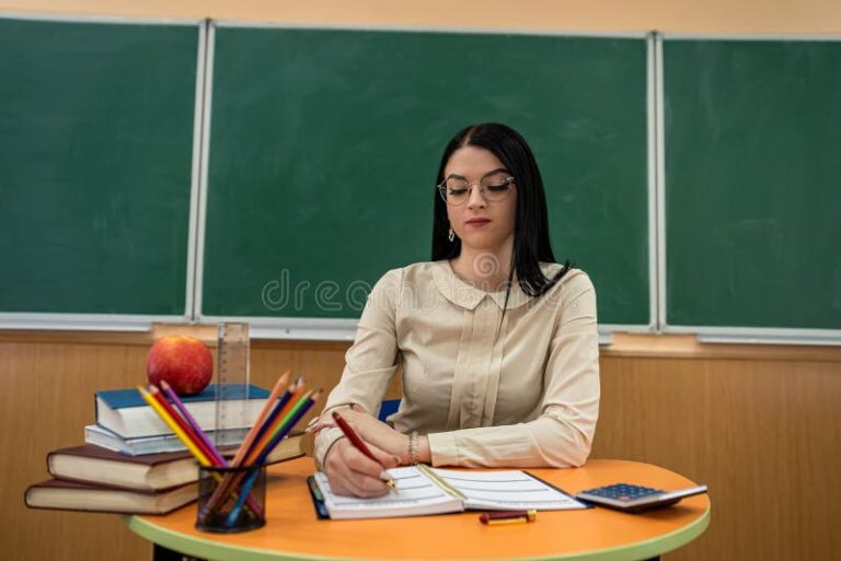 pessoa estudando com livros e cadernos