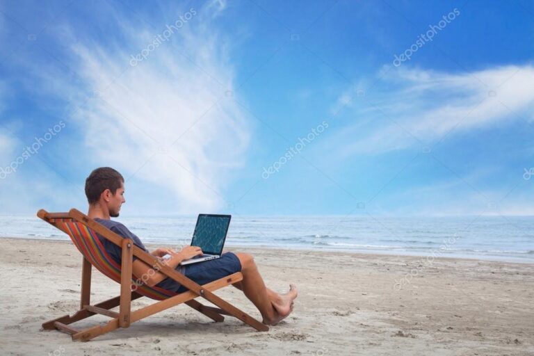 pessoa relaxando na praia com laptop 1