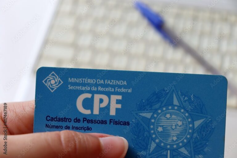 pessoa segurando um cartao de cpf