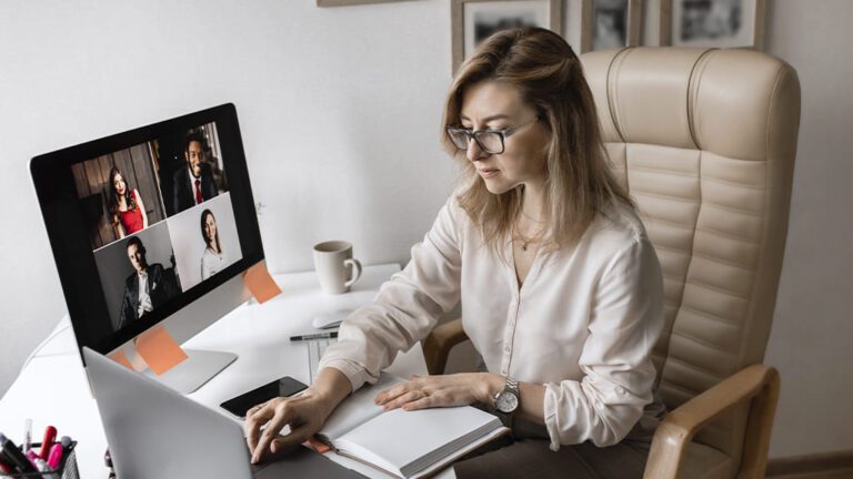 pessoa trabalhando em home office com laptop