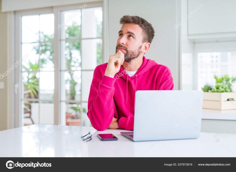pessoa usando um computador com expressao pensativa