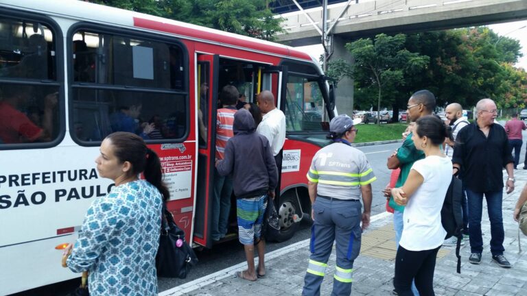 pessoas acessando transporte publico em sao paulo