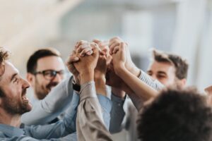 pessoas apoiando se mutuamente em ambiente de trabalho