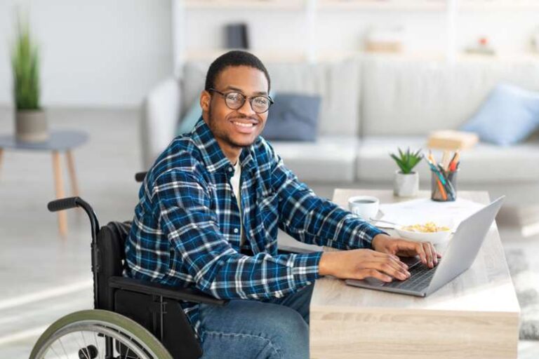 pessoas com deficiencia em ambiente de trabalho