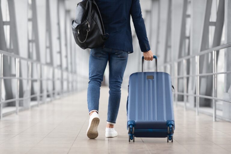 pessoas com malas em aeroporto internacional