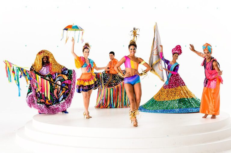 pessoas dancando samba em um carnaval vibrante