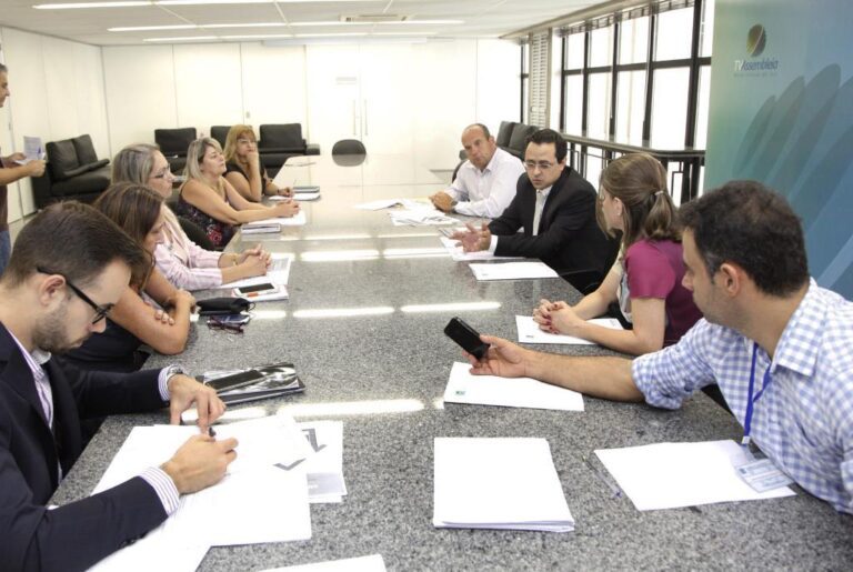 pessoas discutindo direitos trabalhistas em grupo