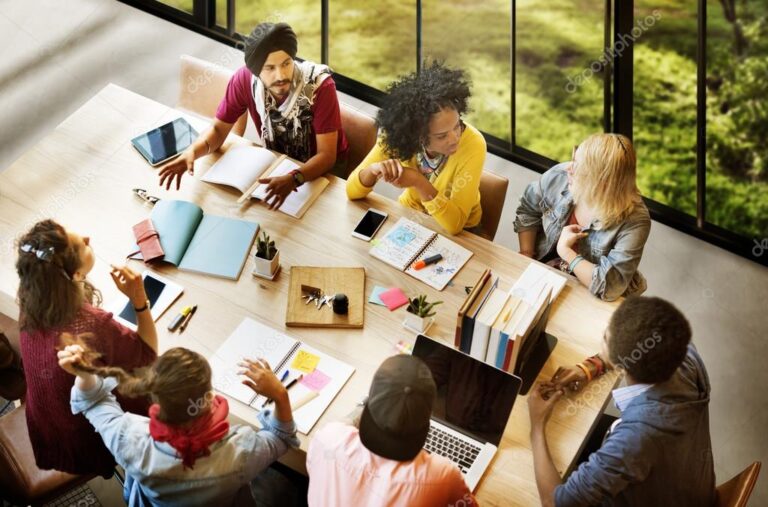 pessoas diversas trabalhando em pequenos negocios