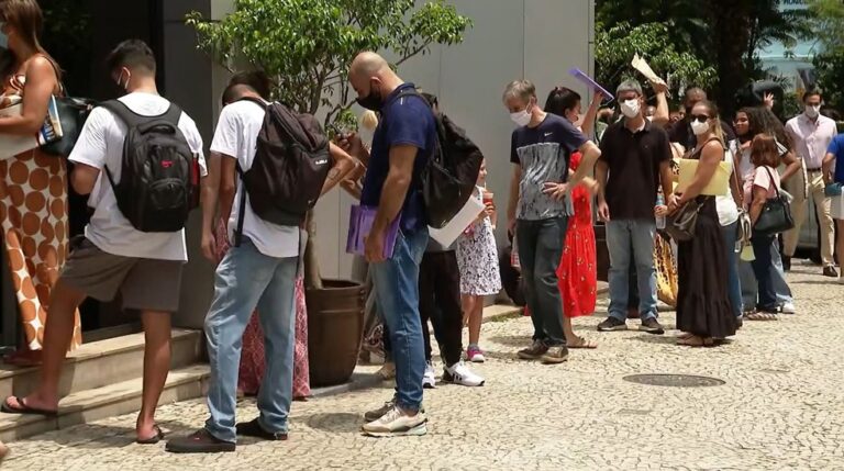 pessoas em fila no consulado americano