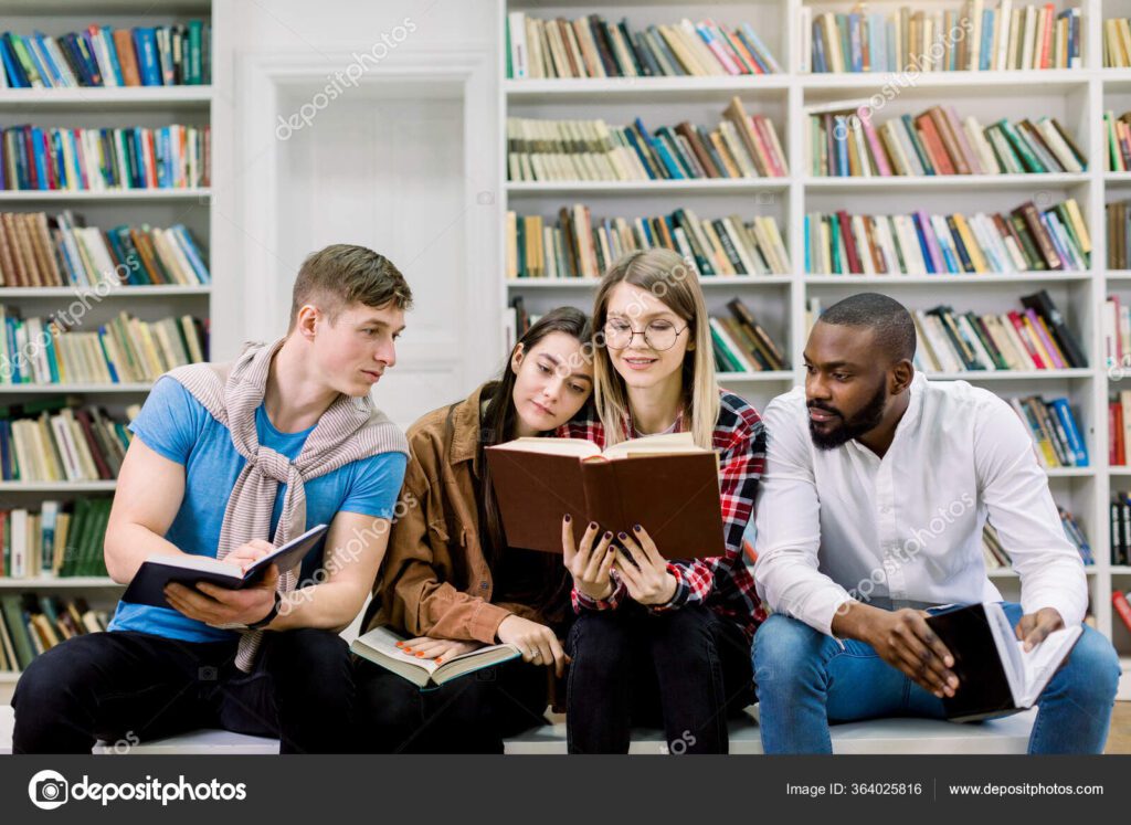 pessoas estudando em uma biblioteca