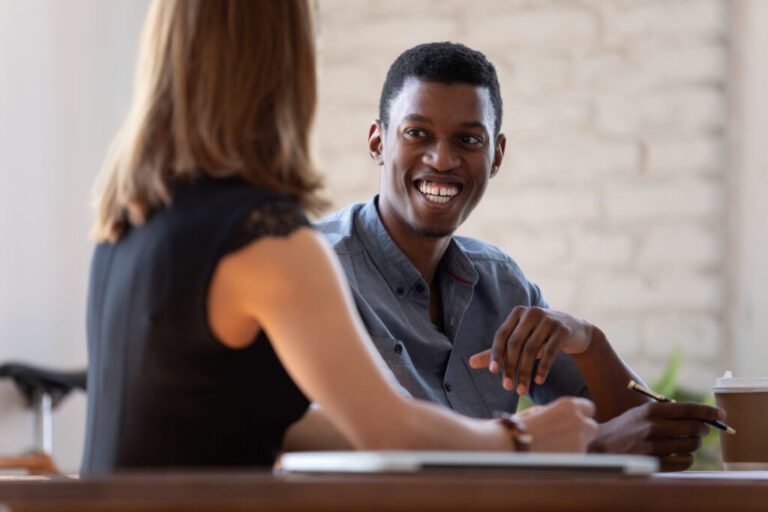 pessoas felizes em entrevistas de emprego