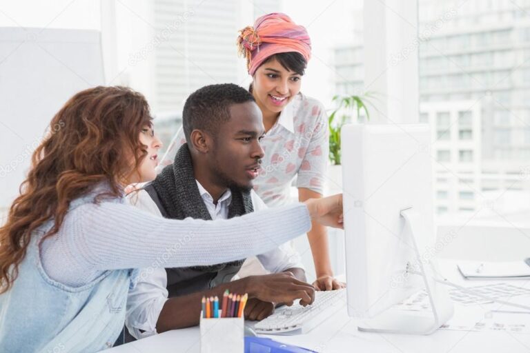 pessoas interagindo com um computador