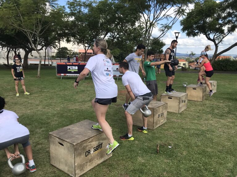 pessoas praticando esportes em parque aberto