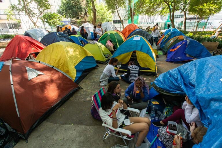 pessoas procurando ingressos para festival