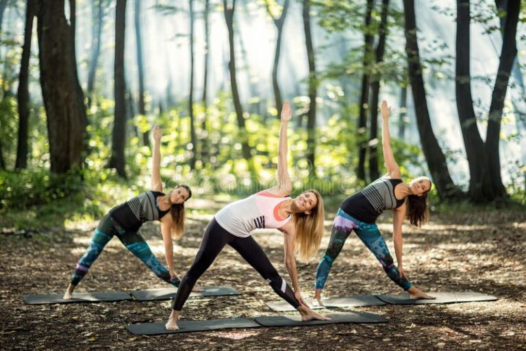 pessoas se exercitando em harmonia com a natureza