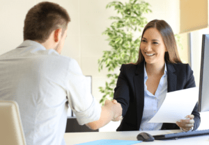 pessoas sorrindo em uma entrevista de emprego