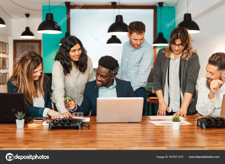 pessoas trabalhando em equipe em escritorio moderno