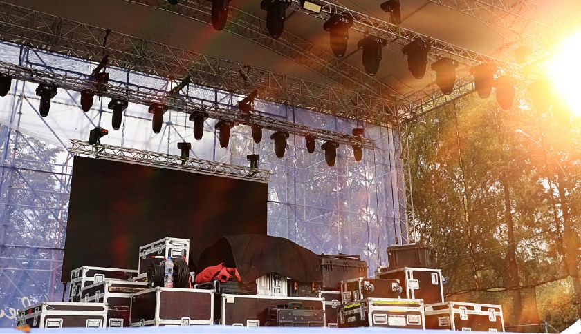 pessoas trabalhando em festival de musica