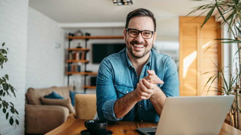 pessoas usando computador em ambiente de escritorio