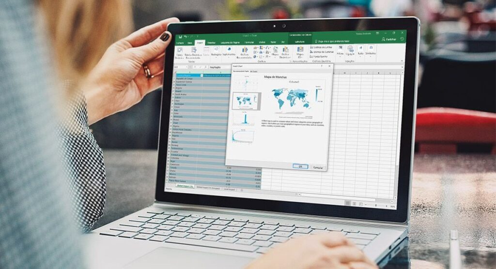 pessoas usando laptops com excel aberto