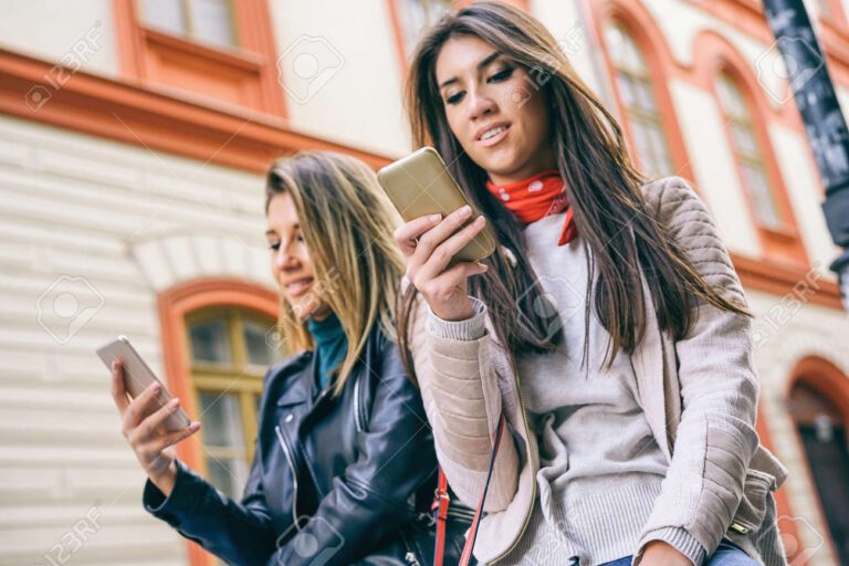 pessoas utilizando celulares em ambiente urbano