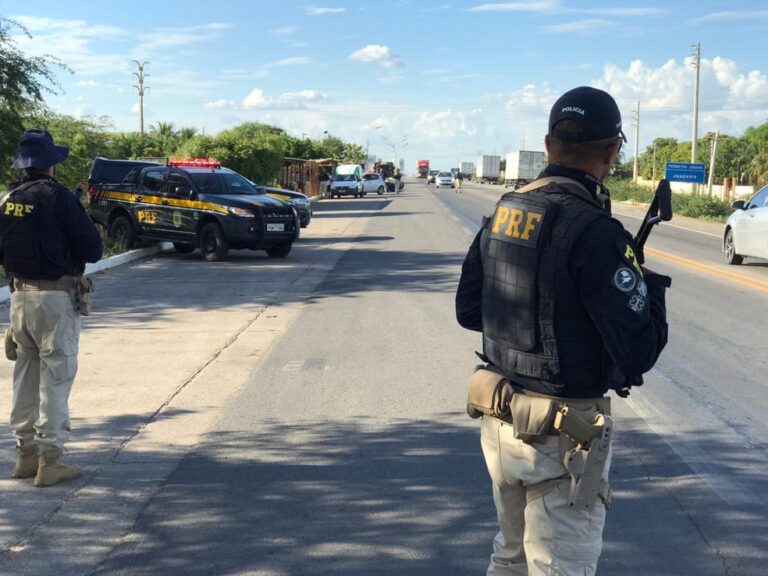 policia rodoviaria federal em acao na estrada