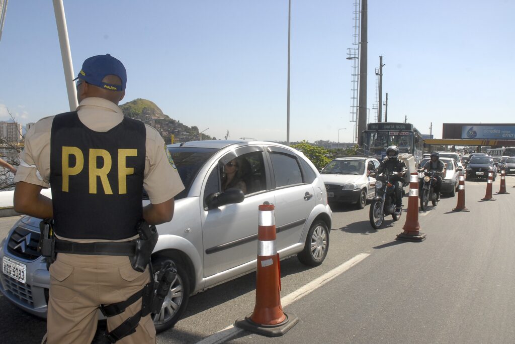 policial rodoviario em acao na estrada