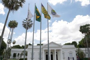 predio do governo com bandeira nacional