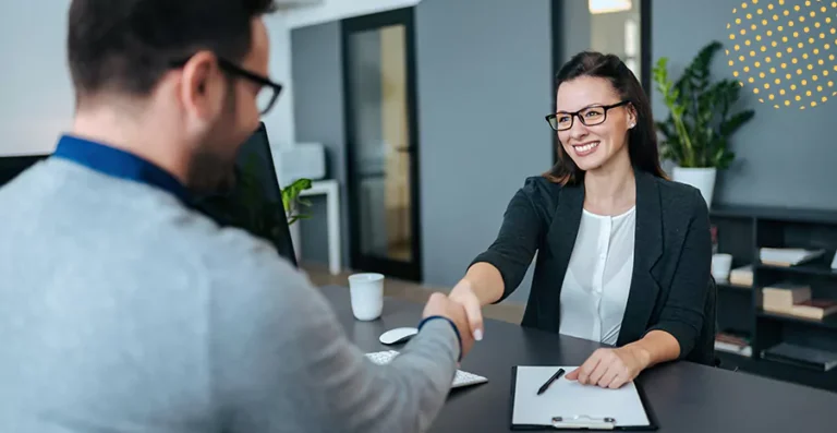 profissional de rh em ambiente de trabalho